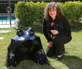 Grenouille XL et l'artiste Brigitte DH_
