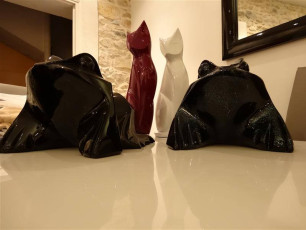 Grenouille noire et noire paillet_e avec Agathes violette et blanche