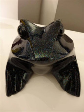 Grenouille noire pailletée